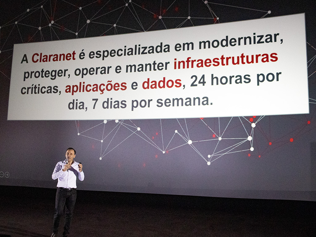 António apresentando do que a Claranet faz