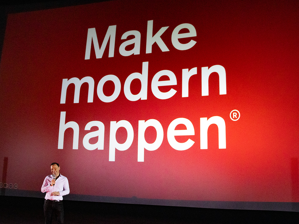 António apresentando Make Mordern Happen