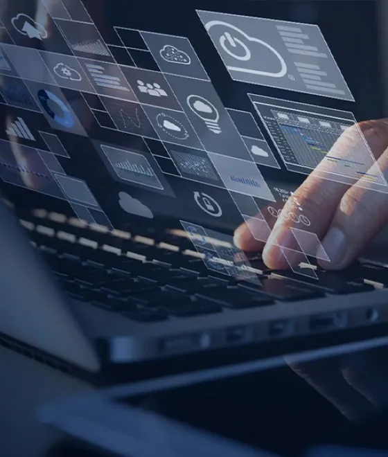Laptoptastatur mit tippenden Fingern und spiegelndem Bildschirm