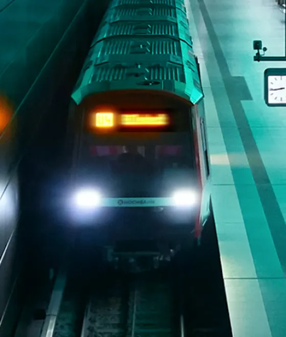 Hamburger Hochbahn Linie fährt in Station ein.
