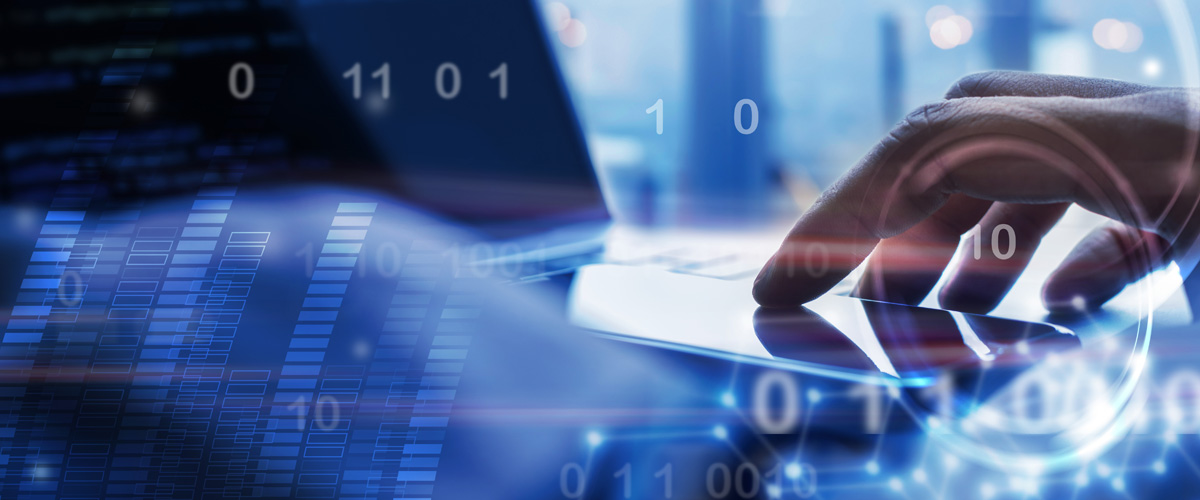 man achter laptop met scripting